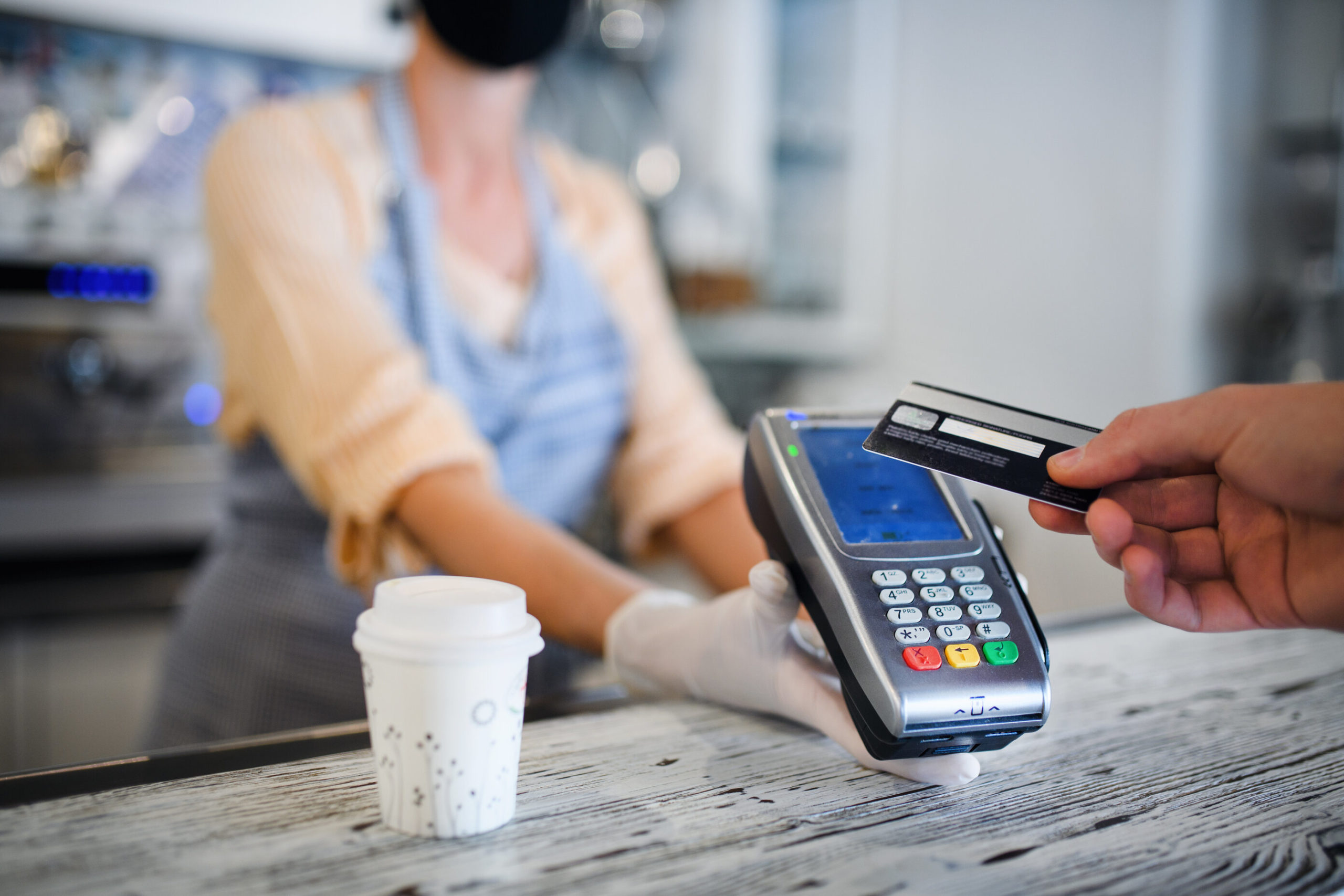 Payment телефон. Оплата картой. Бесконтактная оплата. Человек с банковской картой. Безналичные операции.